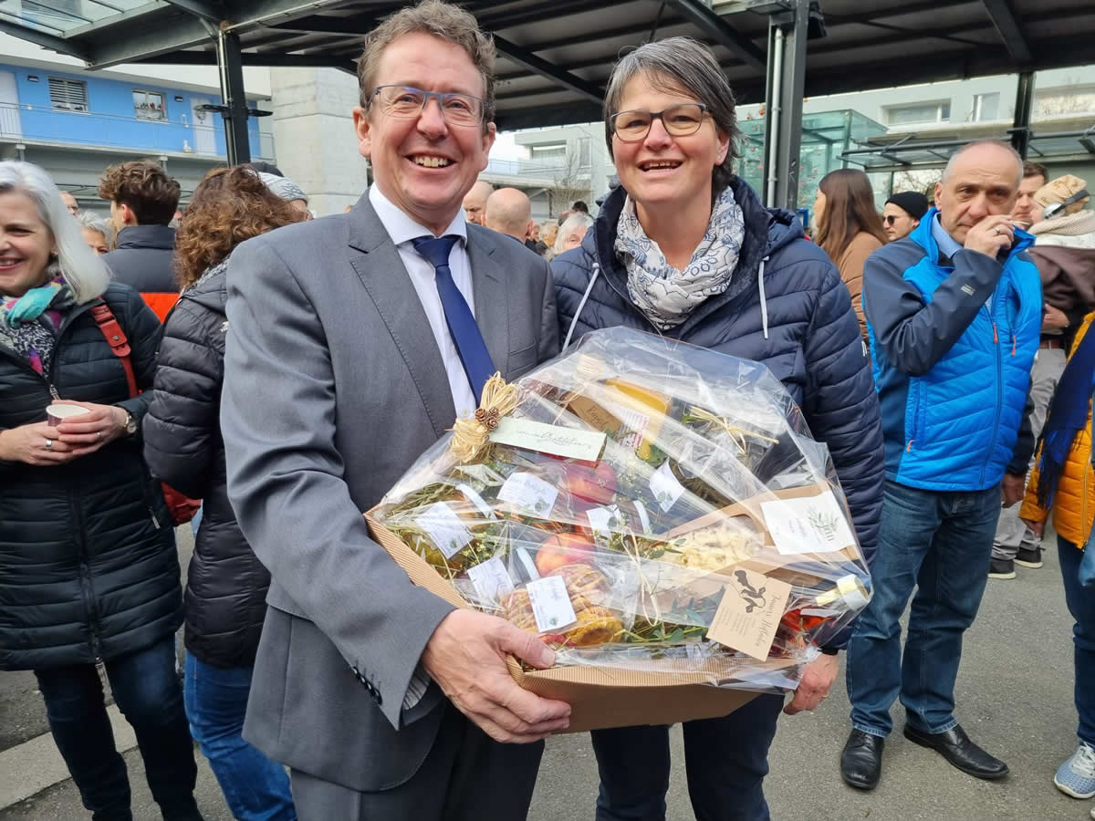 Susanne Rüegsegger überreicht Bundesrat Rösti einen regionalen Produktekorb (Fam.Tanner-Schwarz, Steffisburg) vom Berner Bauernverband